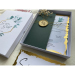 Beyaz kutulu, yeşil tasarımlı, kuru çiçekli mühürlü davetiye